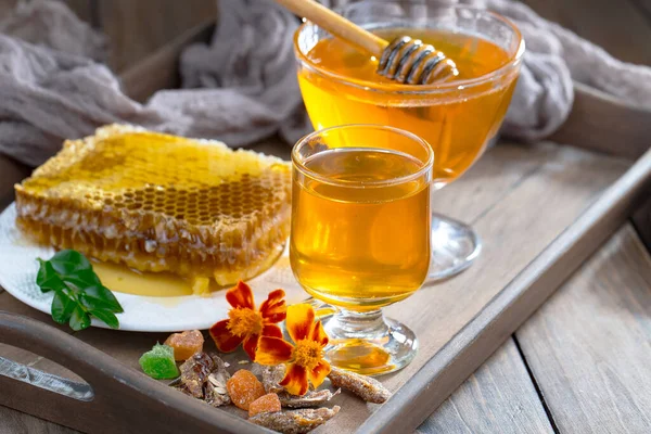 Miel Abeja Frasco Con Una Flor Sobre Fondo Viejo —  Fotos de Stock