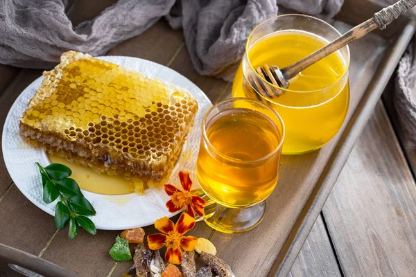 Miel Abeja Frasco Con Una Flor Sobre Fondo Viejo —  Fotos de Stock