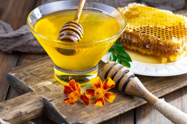 Arı balı kavanozda, çiçekli, eski arka planda..