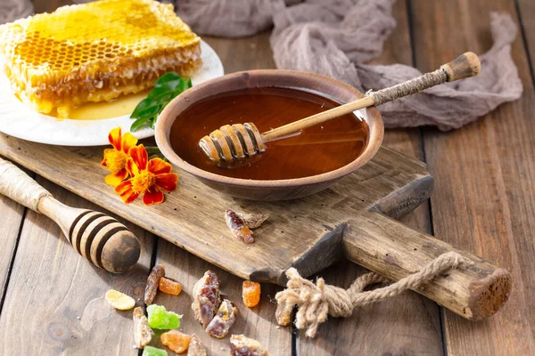 Bienenhonig Einem Glas Mit Einer Blume Auf Dem Alten Hintergrund — Stockfoto