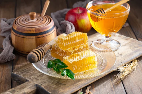蜜蜂蜂蜜在一个有花的罐子里 在旧的背景上 — 图库照片