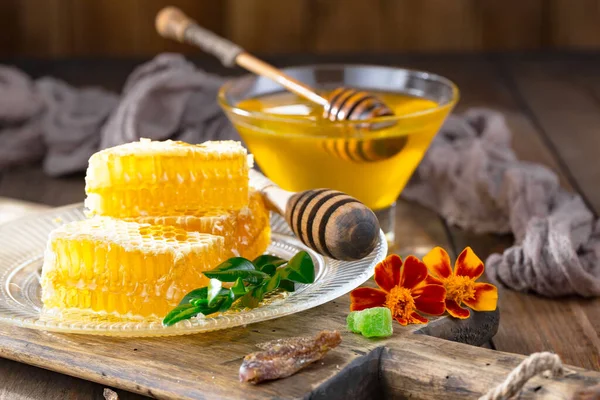 Arı balı kavanozda, çiçekli, eski arka planda..