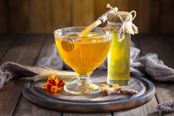 Arı balı kavanozda, çiçekli, eski arka planda..