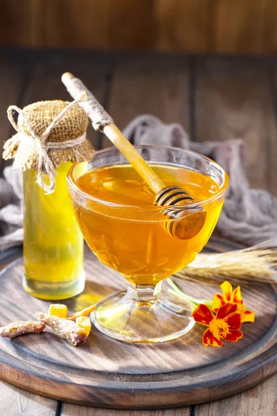 Arı balı kavanozda, çiçekli, eski arka planda..