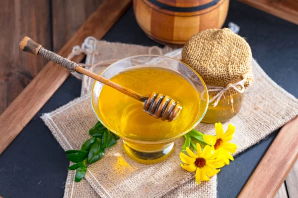 Bal, bastondan bal peteğine yavaşça akar..