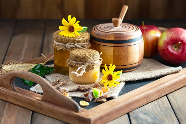 Bal, bastondan bal peteğine yavaşça akar..