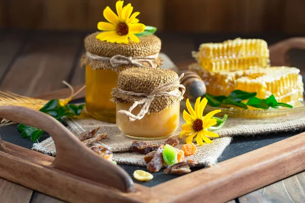 Bal, bastondan bal peteğine yavaşça akar..