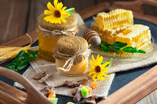 Bal, bastondan bal peteğine yavaşça akar..