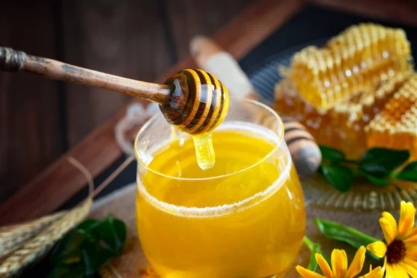 Bal, bastondan bal peteğine yavaşça akar..