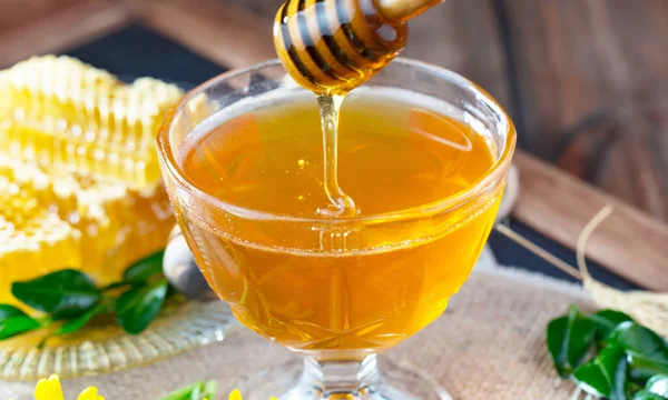 Bal, bastondan bal peteğine yavaşça akar..