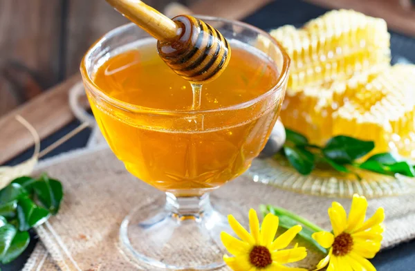 Bal, bastondan bal peteğine yavaşça akar..