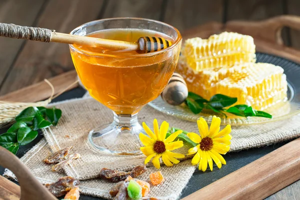 Bal, bastondan bal peteğine yavaşça akar..