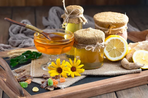 Bal, bastondan bal peteğine yavaşça akar..