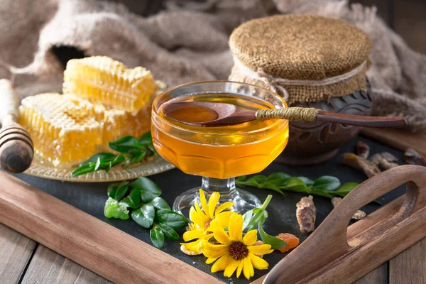 Bal, bastondan bal peteğine yavaşça akar..