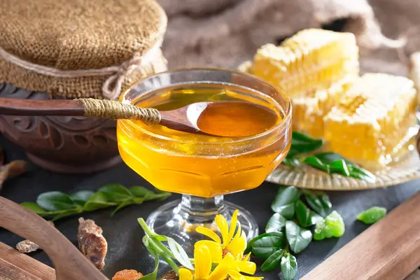 Bal, bastondan bal peteğine yavaşça akar..