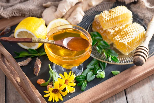 Honey Flows Slowly Stick Honeycomb — Stock Photo, Image