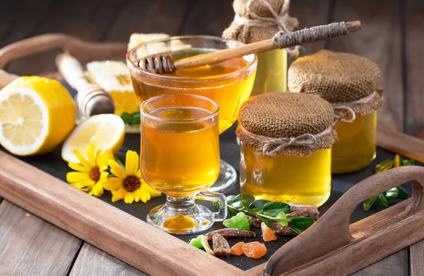 Bal, bastondan bal peteğine yavaşça akar..