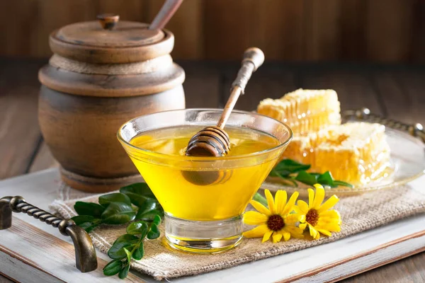 Bal, bastondan bal peteğine yavaşça akar..