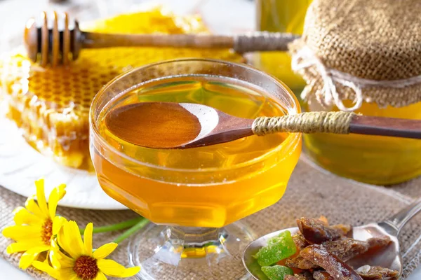 Honey Flows Slowly Stick Honeycomb — Stock Photo, Image