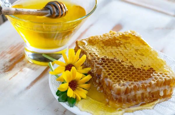 Honey Flows Slowly Stick Honeycomb — Stock Photo, Image