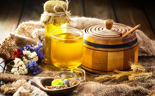 Taraktaki bal arısı.