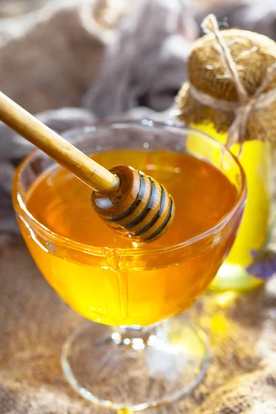 甘いです蜂蜂蜜でコンブ — ストック写真
