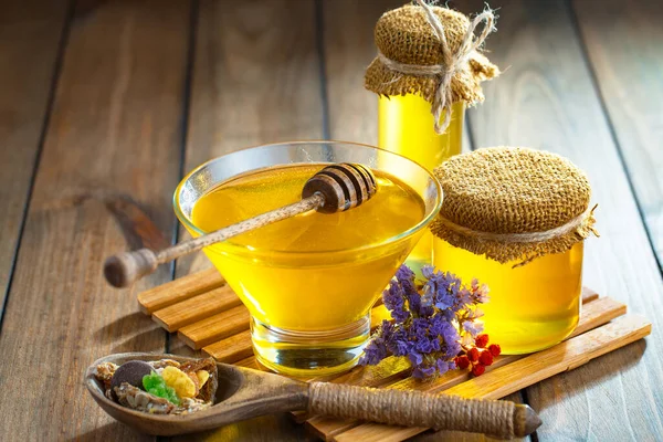 Taraktaki bal arısı.