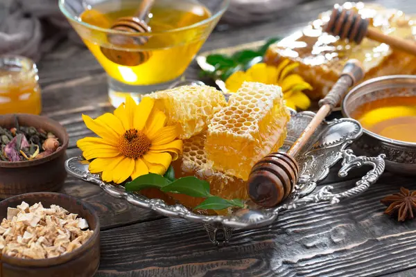 Arı balı kavanozda, çiçekli, eski arka planda..