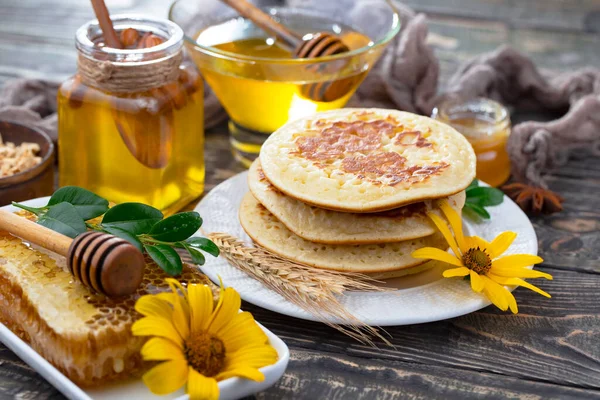 Miel Abeja Frasco Con Una Flor Sobre Fondo Viejo — Foto de Stock