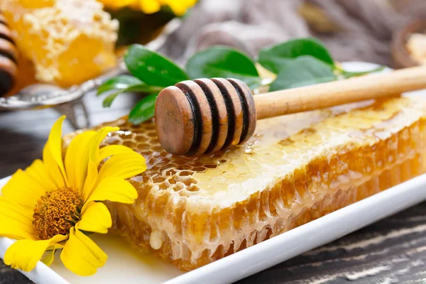 Bee Honung Burk Med Blomma Den Gamla Bakgrunden — Stockfoto