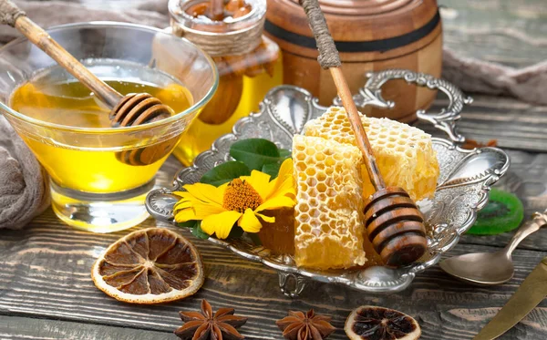 Arı balı kavanozda, çiçekli, eski arka planda..