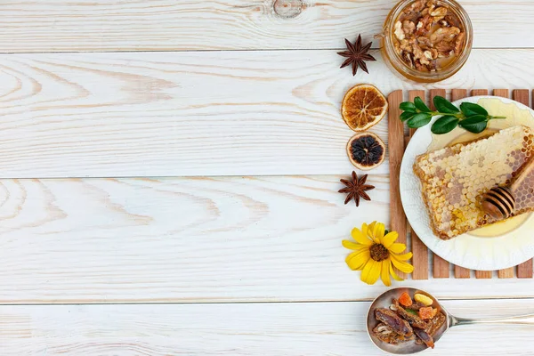 Arı balı kavanozda, çiçekli, eski arka planda..