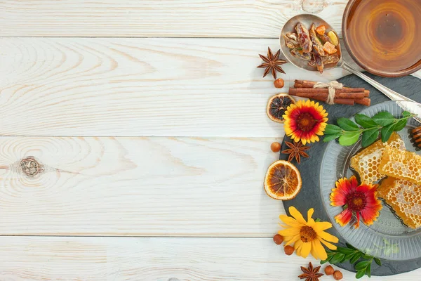 Arı balı kavanozda, çiçekli, eski arka planda..