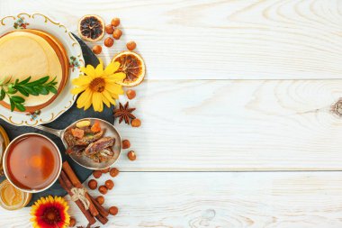 Arı balı kavanozda, çiçekli, eski arka planda..