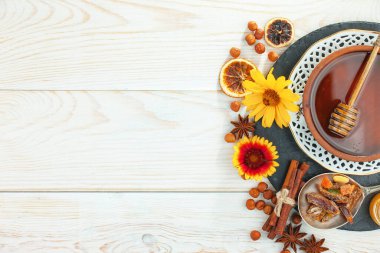 Arı balı kavanozda, çiçekli, eski arka planda..