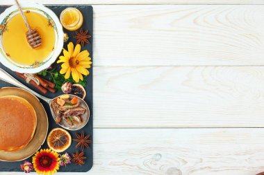 Arı balı kavanozda, çiçekli, eski arka planda..