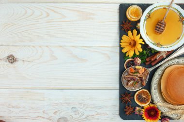 Arı balı kavanozda, çiçekli, eski arka planda..