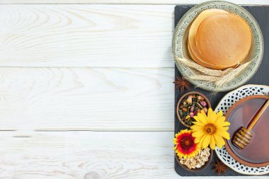 Arı balı kavanozda, çiçekli, eski arka planda..