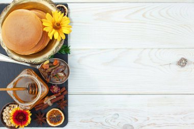 Arı balı kavanozda, çiçekli, eski arka planda..