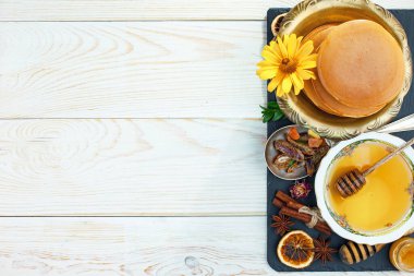 Arı balı kavanozda, çiçekli, eski arka planda..