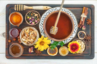 Arı balı kavanozda, çiçekli, eski arka planda..