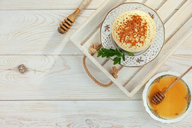 Arı balı kavanozda, çiçekli, eski arka planda..