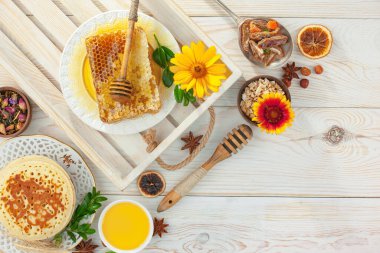 Arı balı kavanozda, çiçekli, eski arka planda..