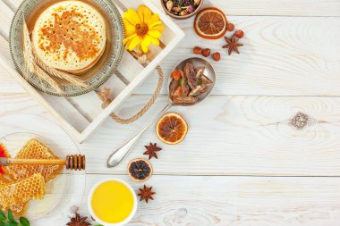 Arı balı kavanozda, çiçekli, eski arka planda..