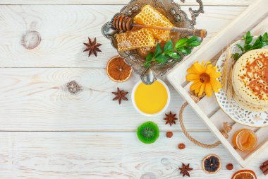 Arı balı kavanozda, çiçekli, eski arka planda..