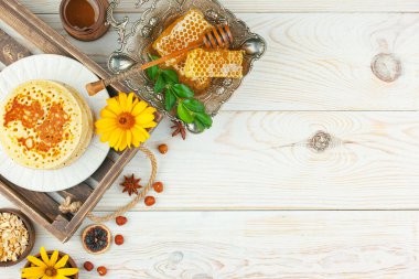 Arı balı kavanozda, çiçekli, eski arka planda..