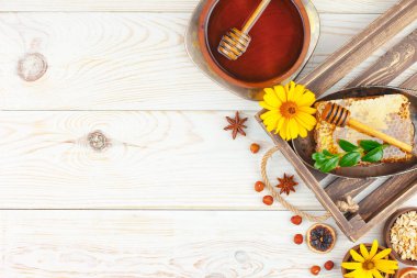 Arı balı kavanozda, çiçekli, eski arka planda..