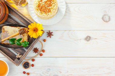 Arı balı kavanozda, çiçekli, eski arka planda..