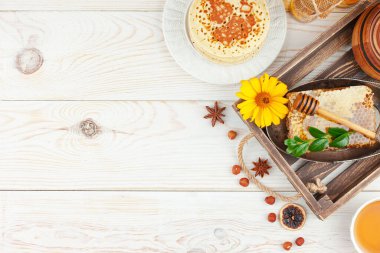 Arı balı kavanozda, çiçekli, eski arka planda..