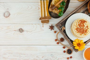 Arı balı kavanozda, çiçekli, eski arka planda..